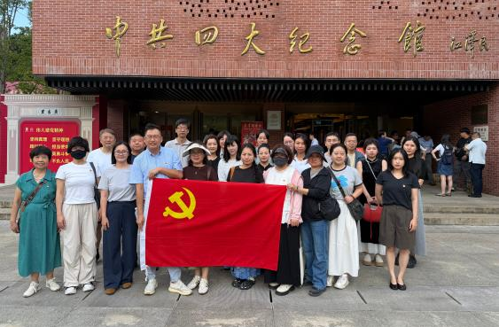 参观中共“四大”纪念馆